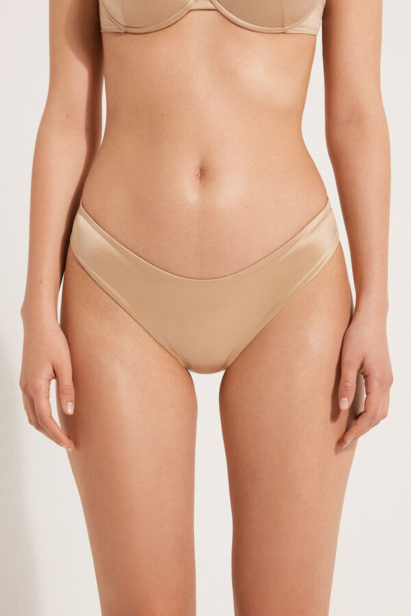 Golden sandfarbener Brazilian-Bikinislip mit hohem, abgerundetem Beinausschnitt Shiny  