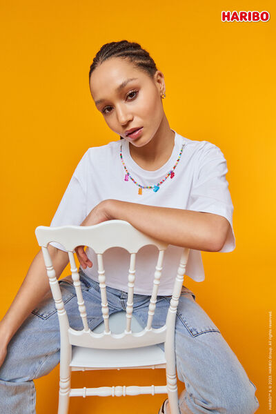 Crop-T-Shirt mit überschnittener Schulter mit HARIBO Goldbären-Deko