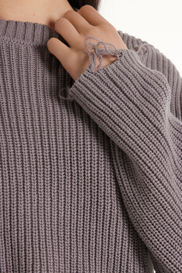 Kurzer gerippter Pullover mit langen Ärmeln und Rissen  