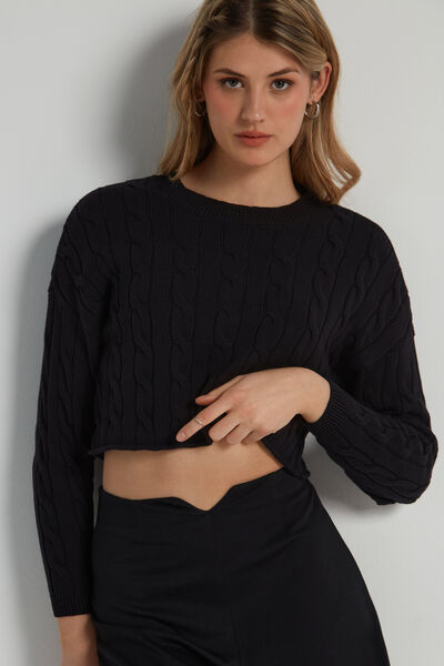 Kurzer Langarm-Pullover aus Baumwolle in Fully-Fashioned-Verarbeitung mit Zopfmuster