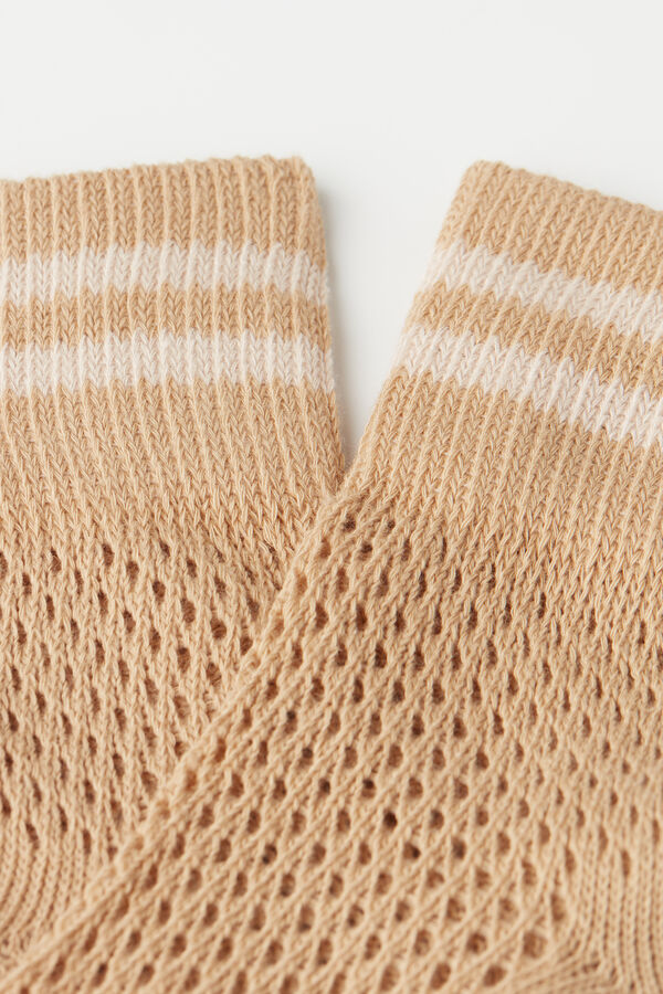 Kurze Stricksocken mit Lochmuster  
