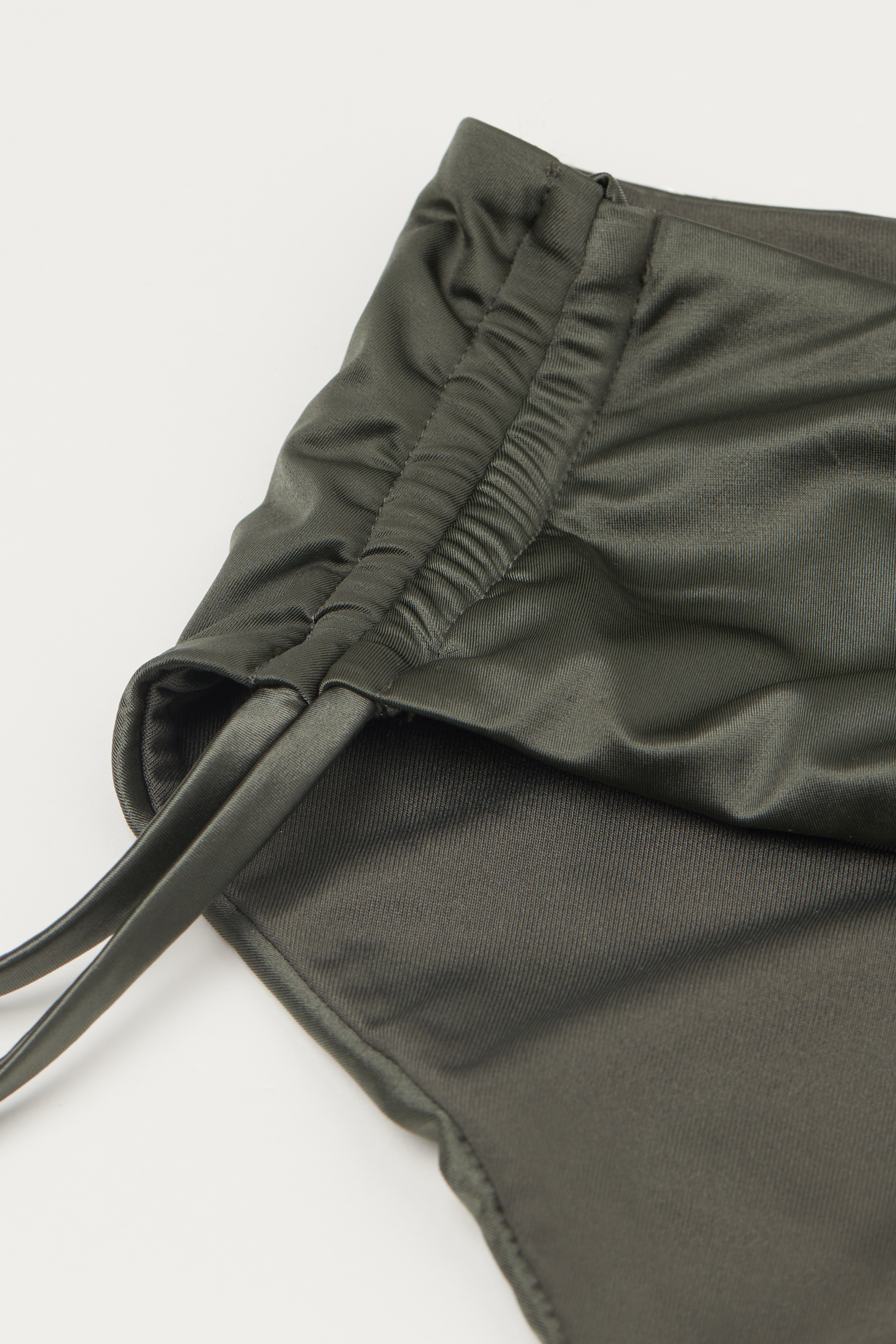 Taillen-Bikinislip mit Tunnelzug Shiny recycelt