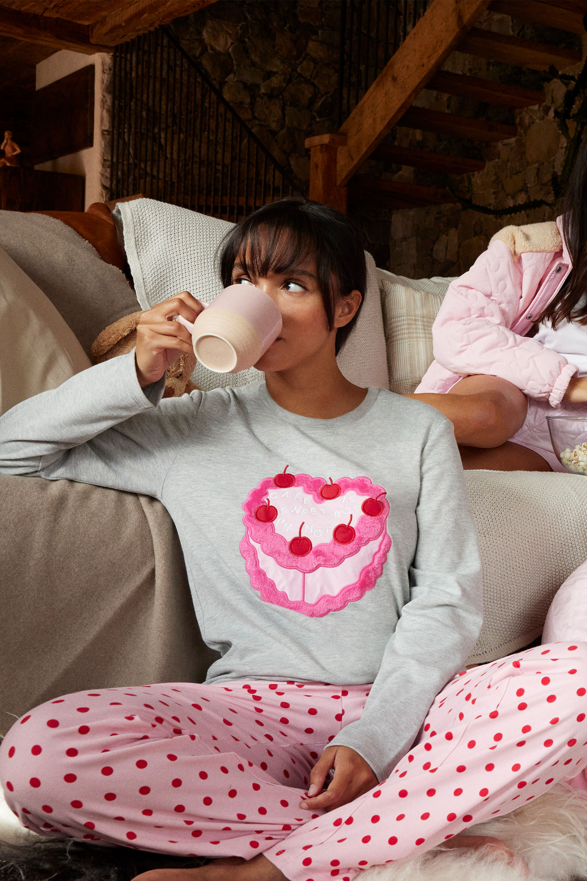 Langer Pyjama aus Baumwolle mit Kuchen-Print