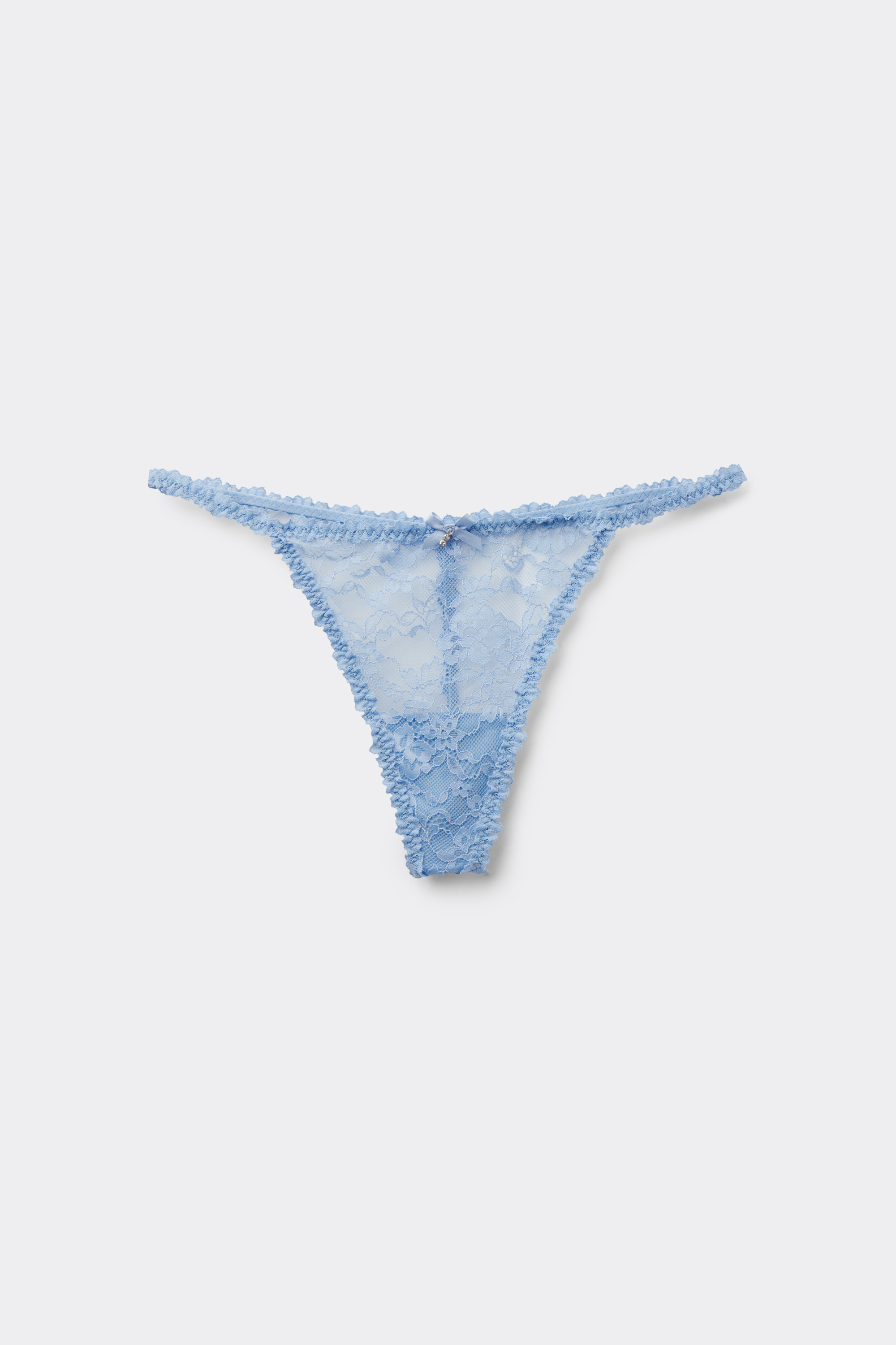 String &agrave; C&ocirc;t&eacute;s Fins fa&ccedil;on Tanga en Dentelle avec Charm