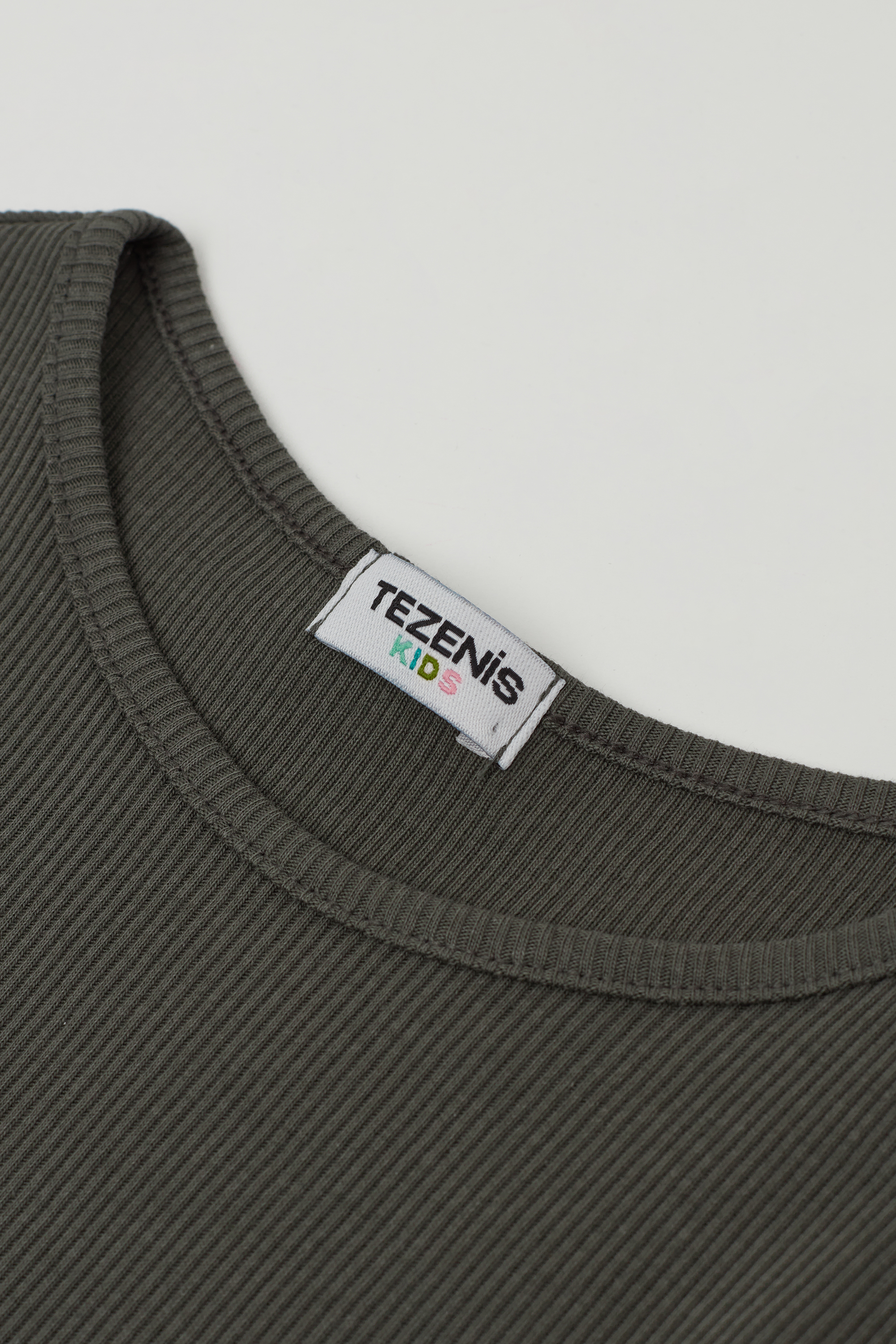 Camiseta de algodón acanalado con cuello redondo para niña