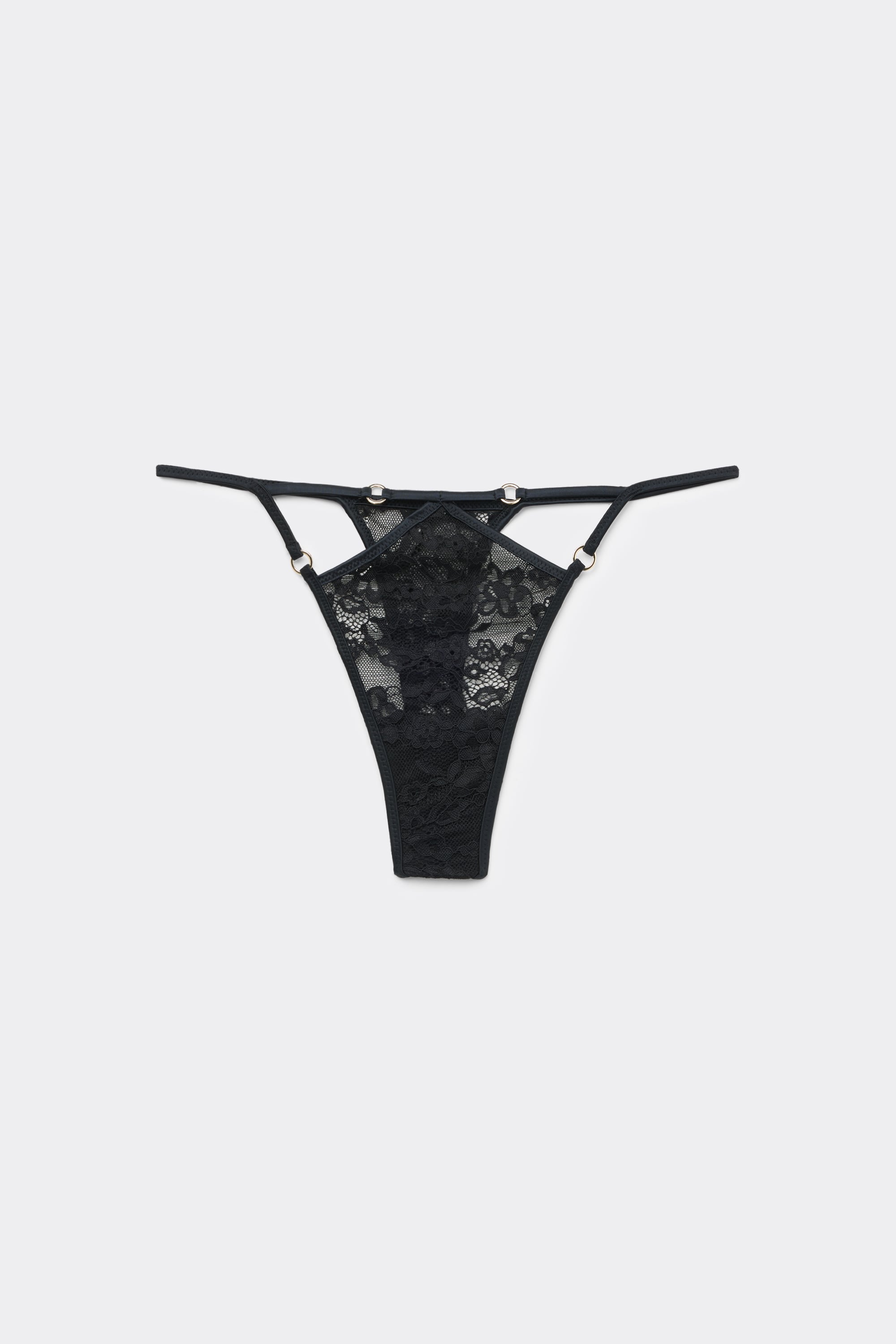 String avec C&ocirc;t&eacute;s Fa&ccedil;on Tanga Essential Details