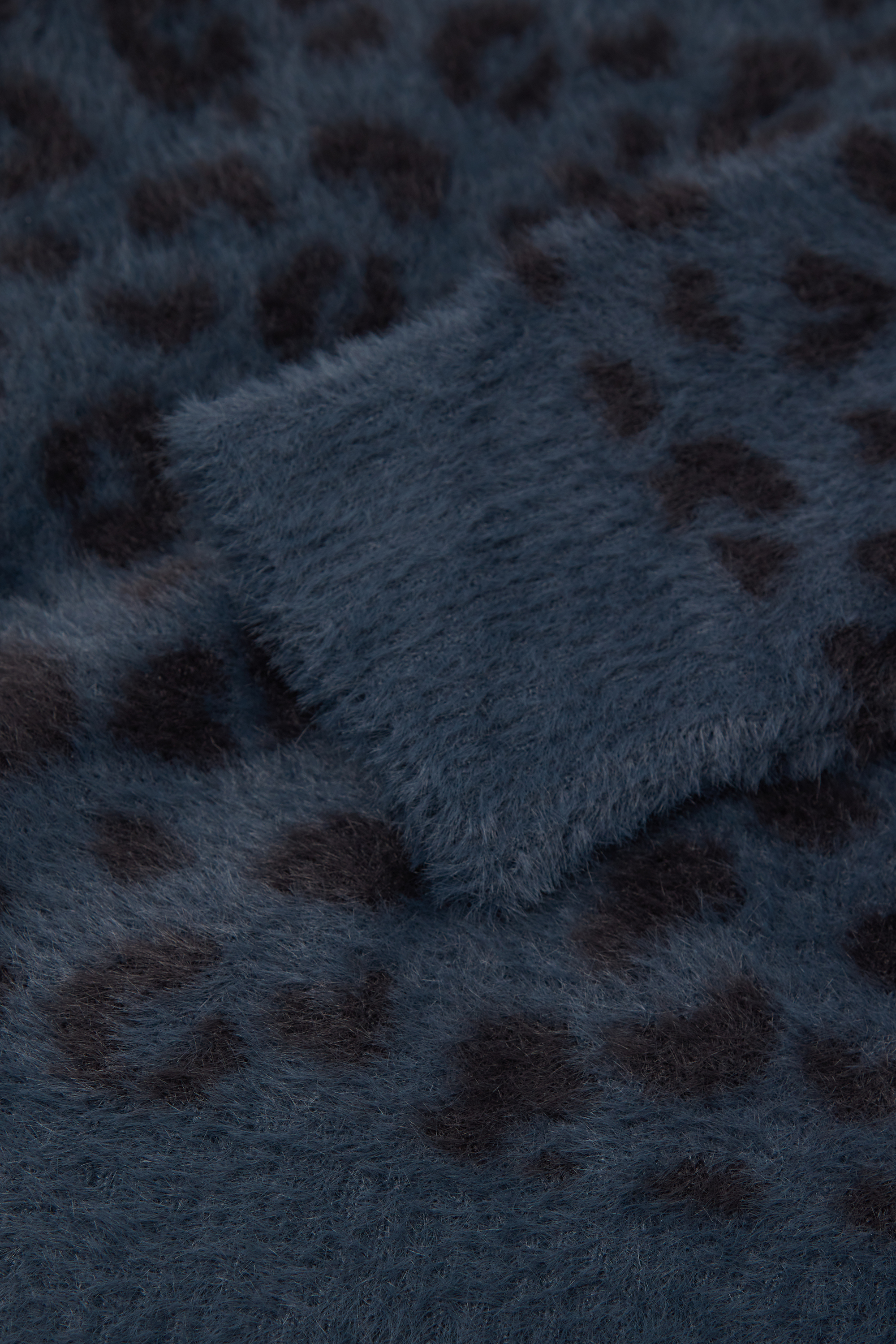 Rundhalspullover aus bedrucktem Kunstfell