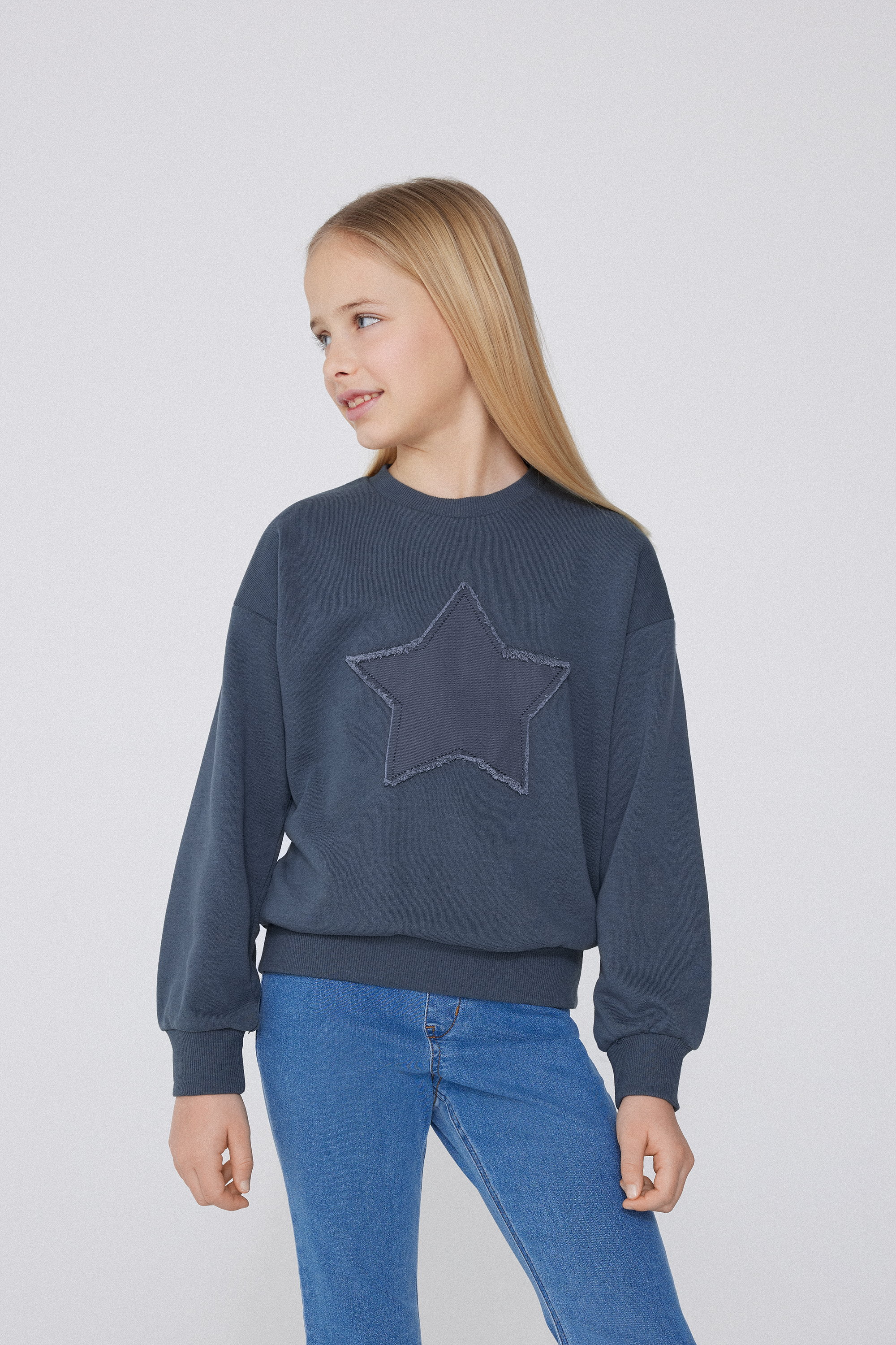 Sudadera con Cuello Redondo y Parche Niña