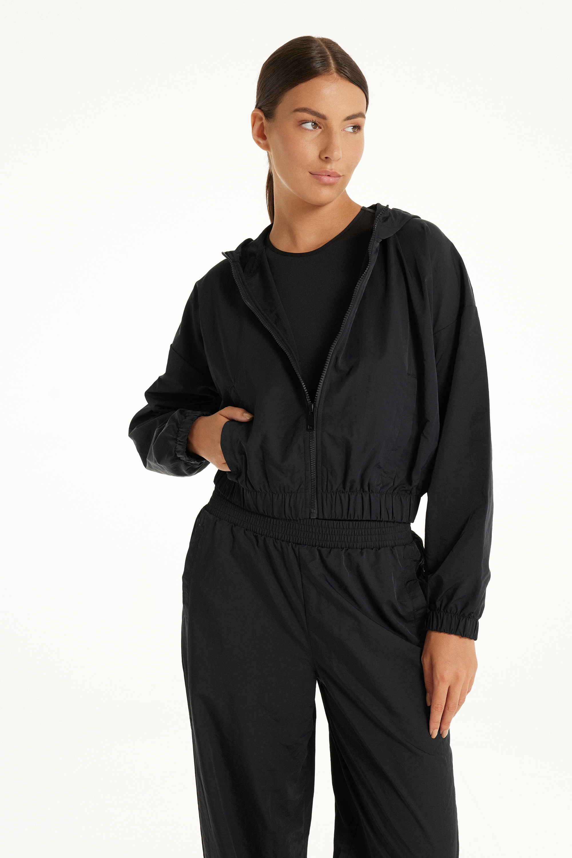 Jacke mit Reißverschluss und Kapuze aus Funktionsgewebe
