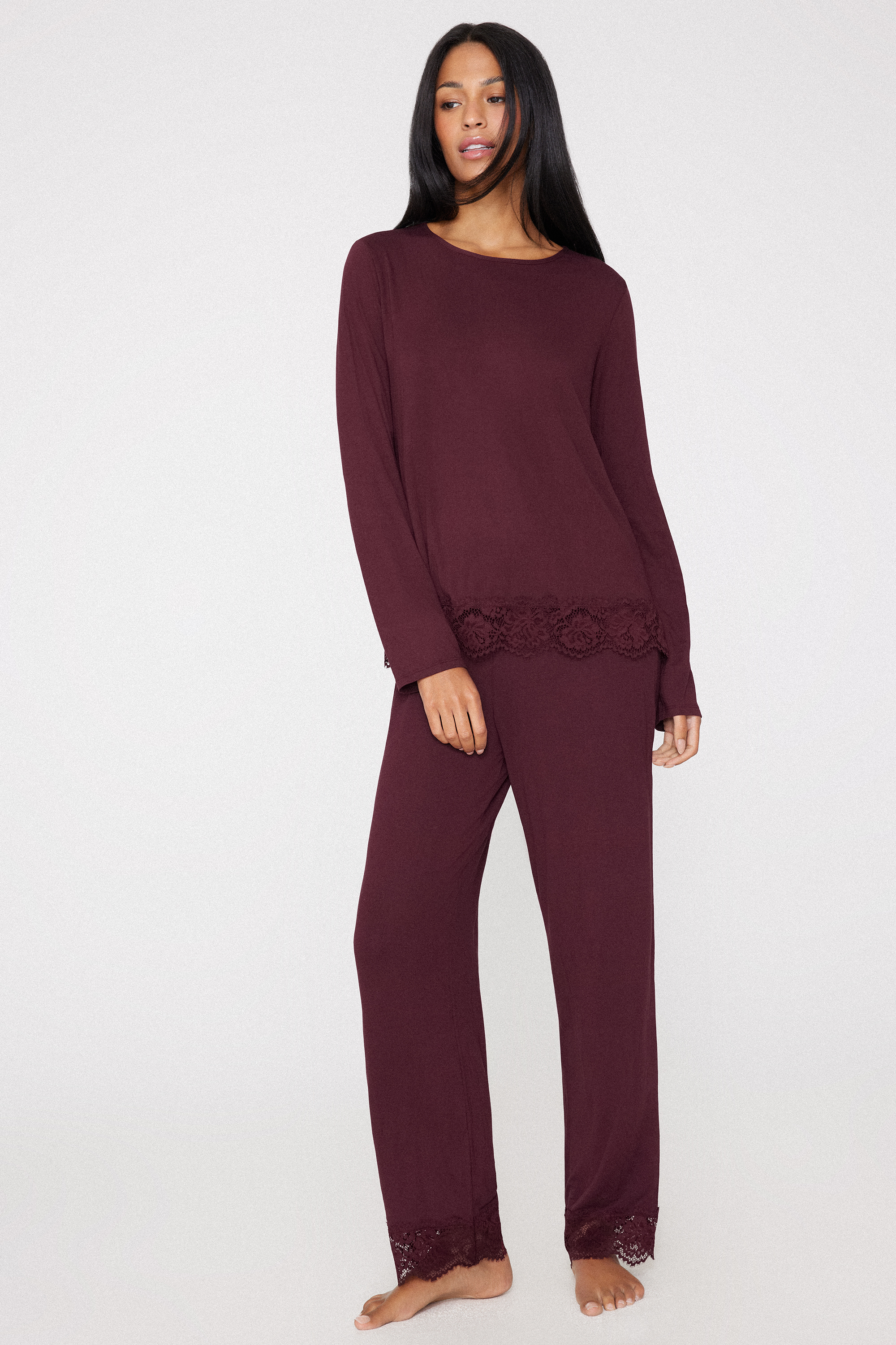 Pijama Largo de Viscosa con Encaje