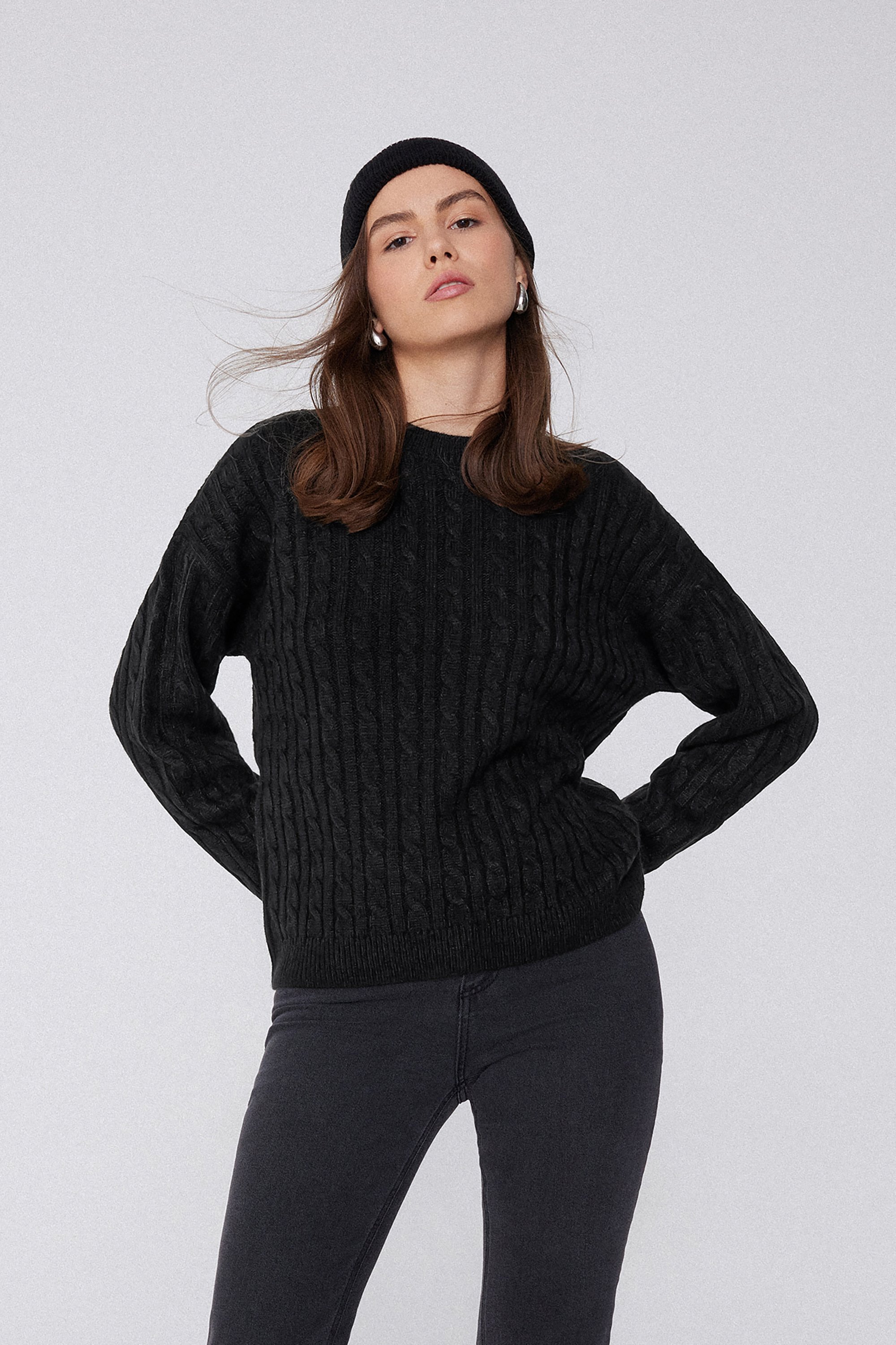 Svetrík s Dlhým Rukávom a Okrúhlym Výstrihom s Vrkočovým Vzorom