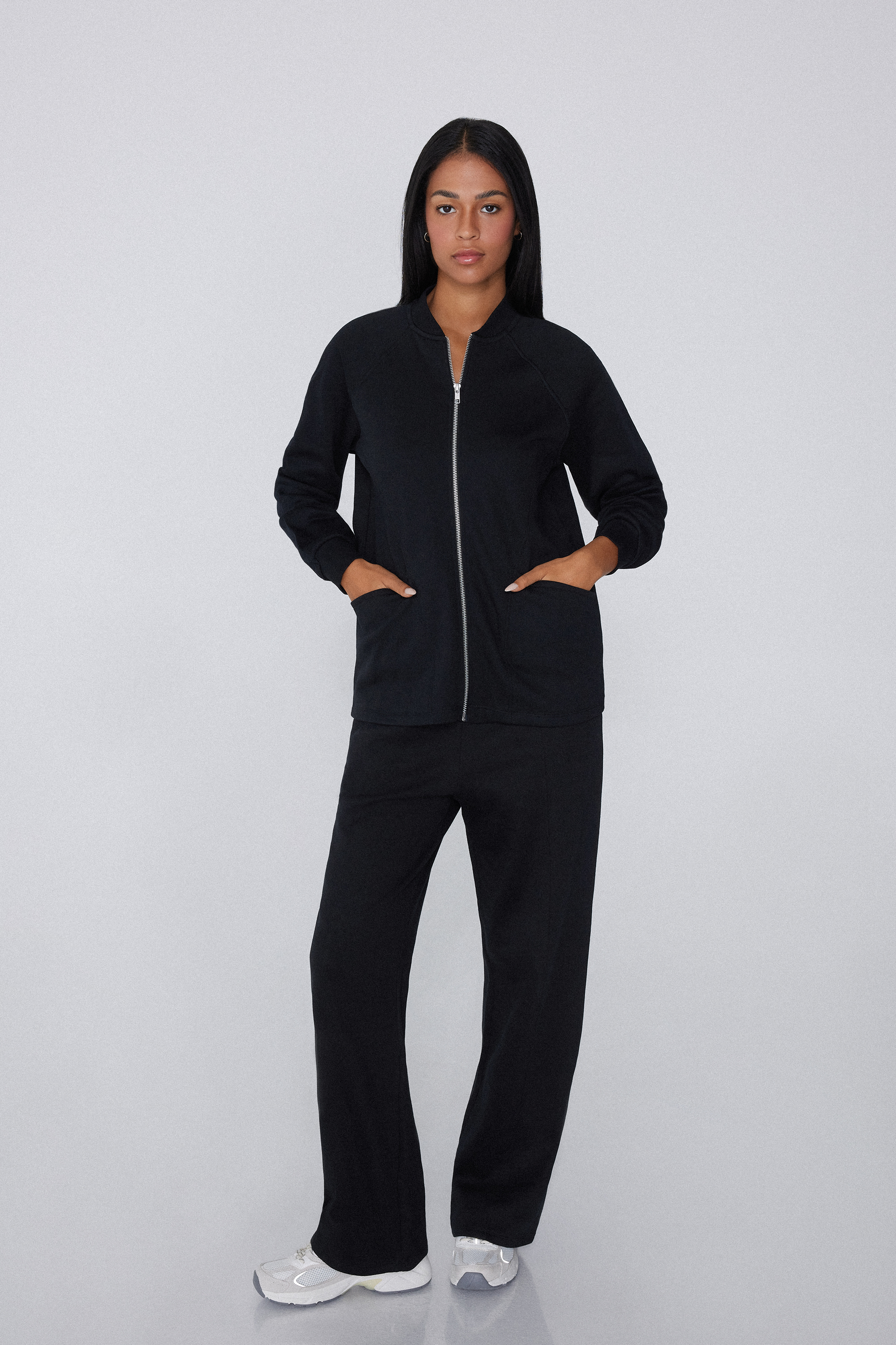 Lange asymmetrische Sweatjacke mit Reißverschluss und Taschen