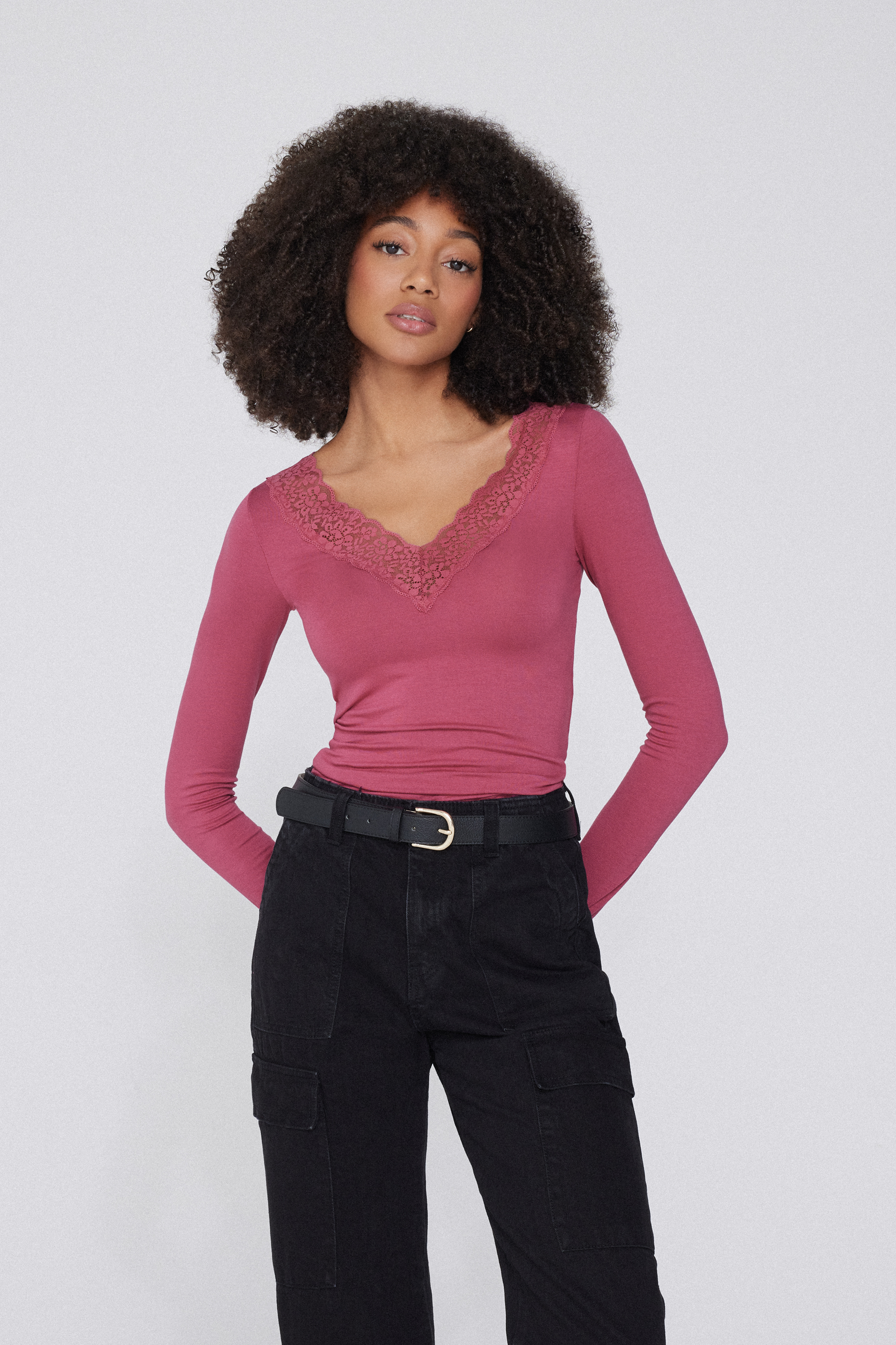 QS Maglietta Donna Con Scollo A V E Bordo In Pizzo – Eleganza Semplice Per Ogni Giorno