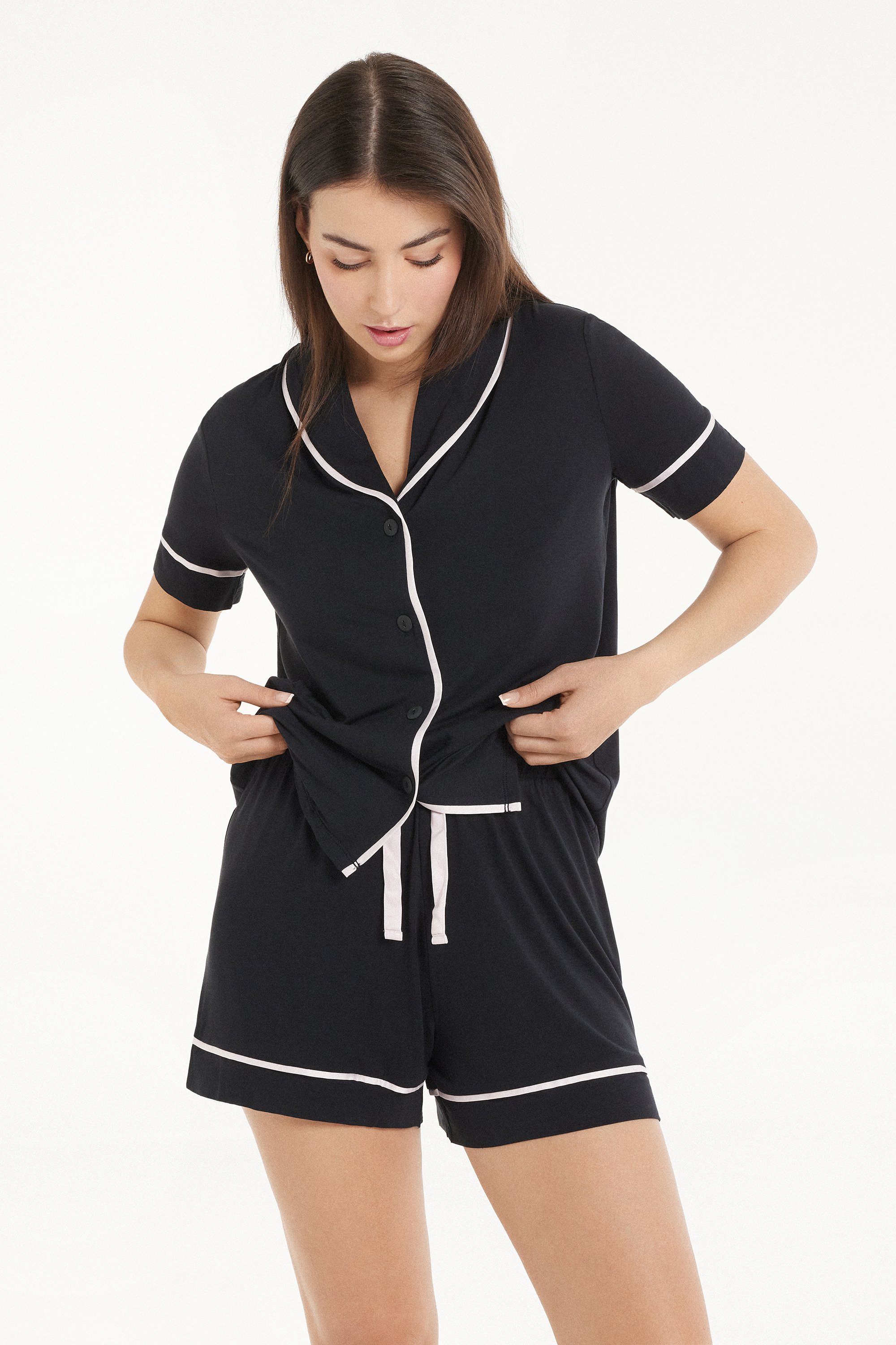 Kurzer Pyjama mit Halbarm geknöpft aus Viskose mit Satinkanten