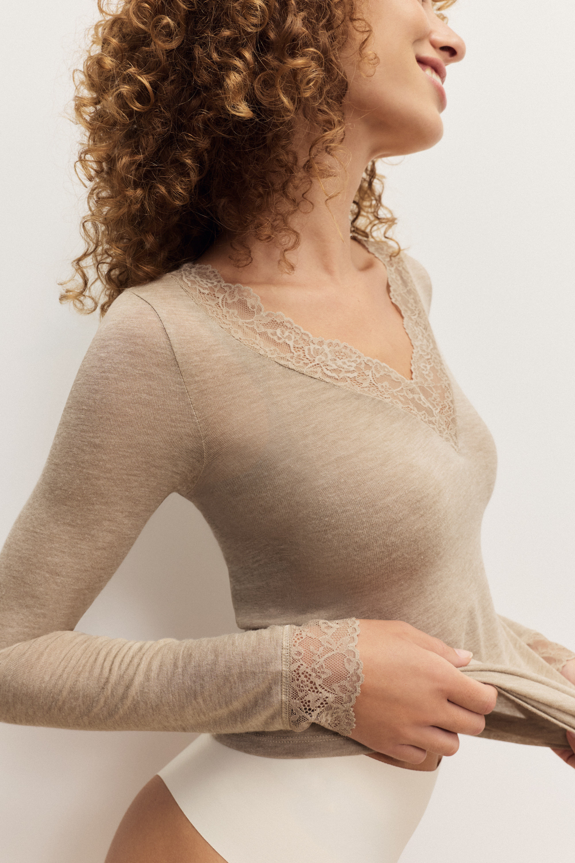 Camisola Super Leve Decote em V Renda/L&atilde; Merino