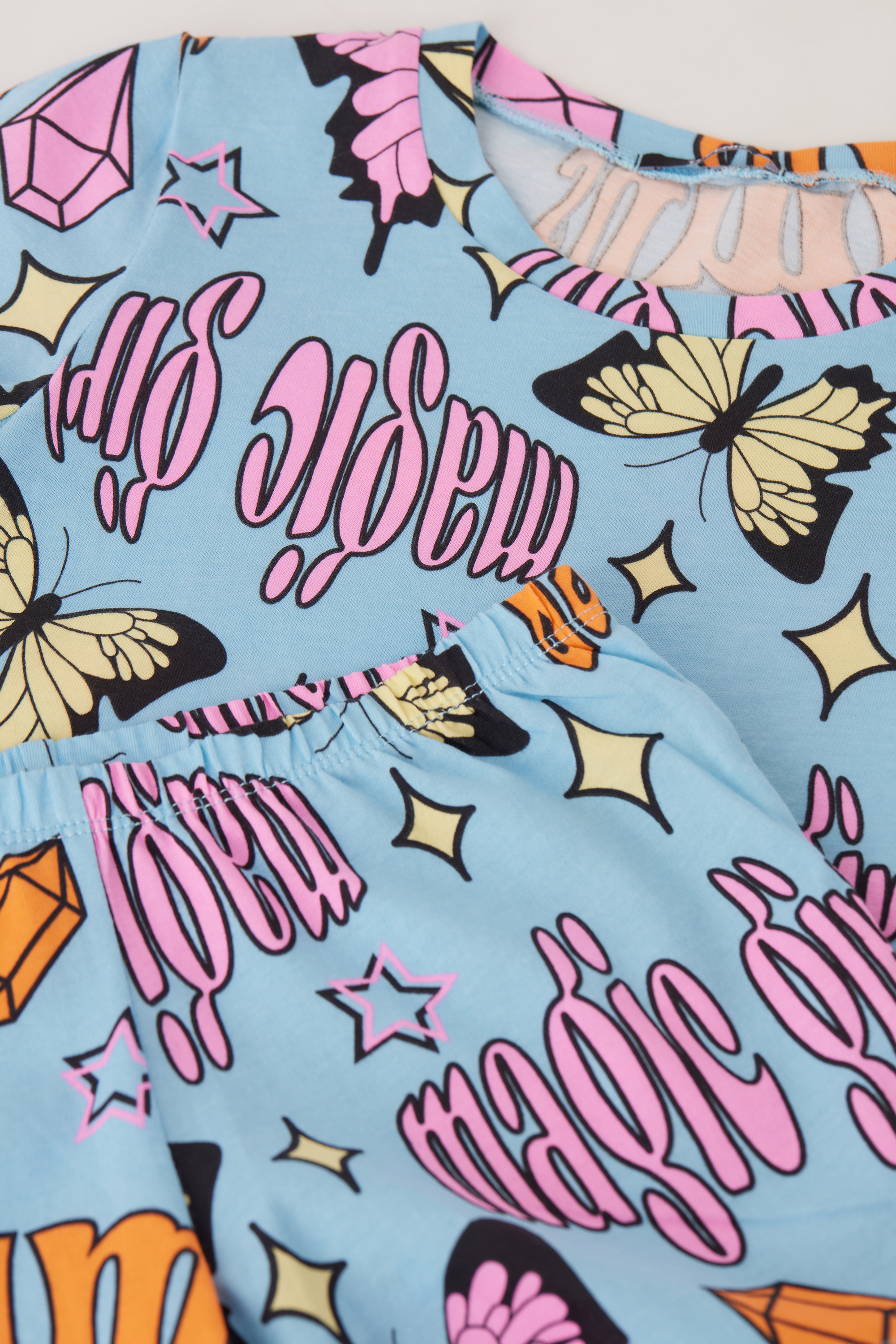 Kurzer Mädchenpyjama aus Baumwolle mit Schmetterling-Print